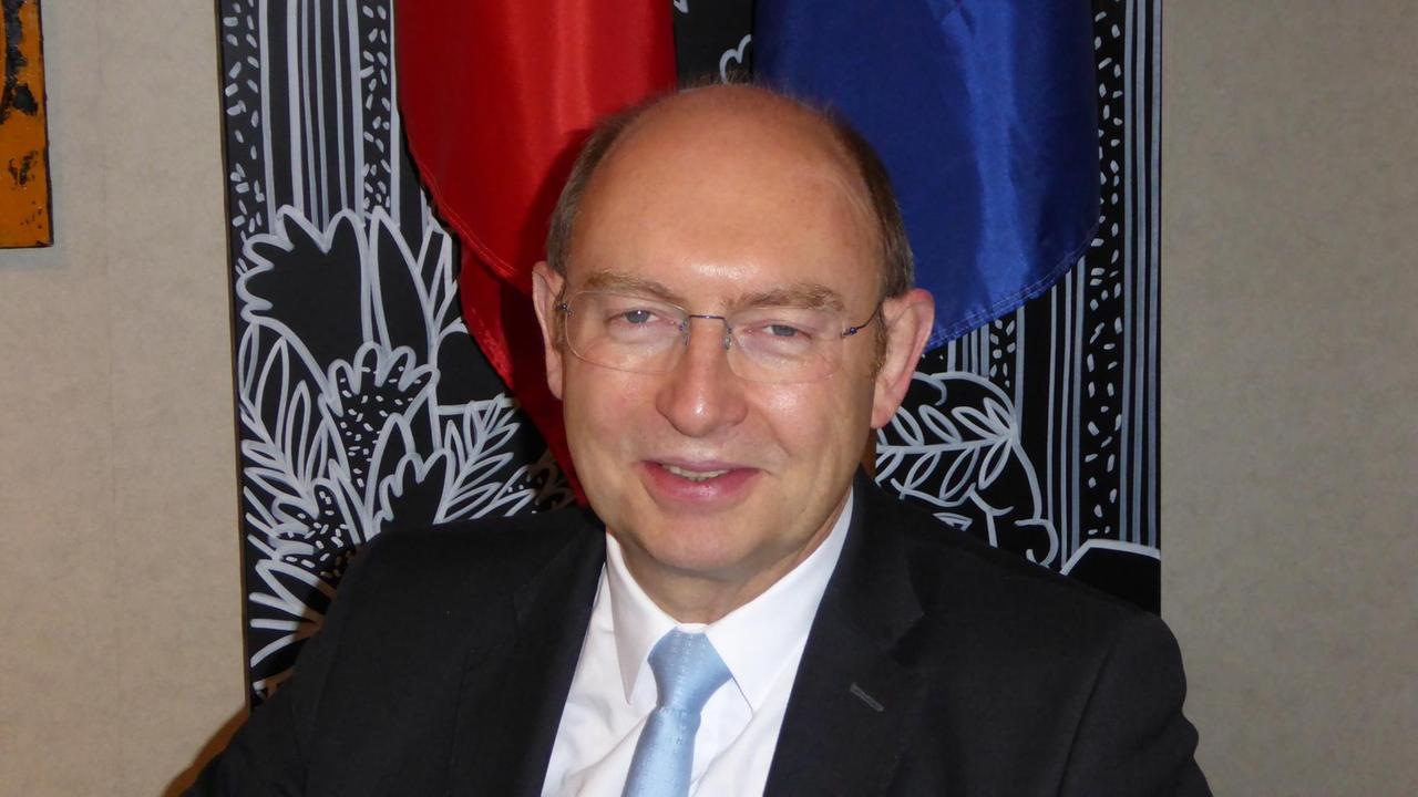 Michel Vialey, Abgeordneter und Ex-Bürgermeister der Stadt Mantes-la-Jolie, nimmt die rituellen Bedürfnisse der Muslime ernst. Damit gehört er bislang noch zu den Ausnahmen in Frankreich. Michel Vialey, Abgeordneter und Ex-Bürgermeister der Stadt Mantes-la-Jolie, nimmt die rituellen Bedürfnisse der Muslime ernst. Damit gehört er bislang noch zu den Ausnahmen in Frankreich.