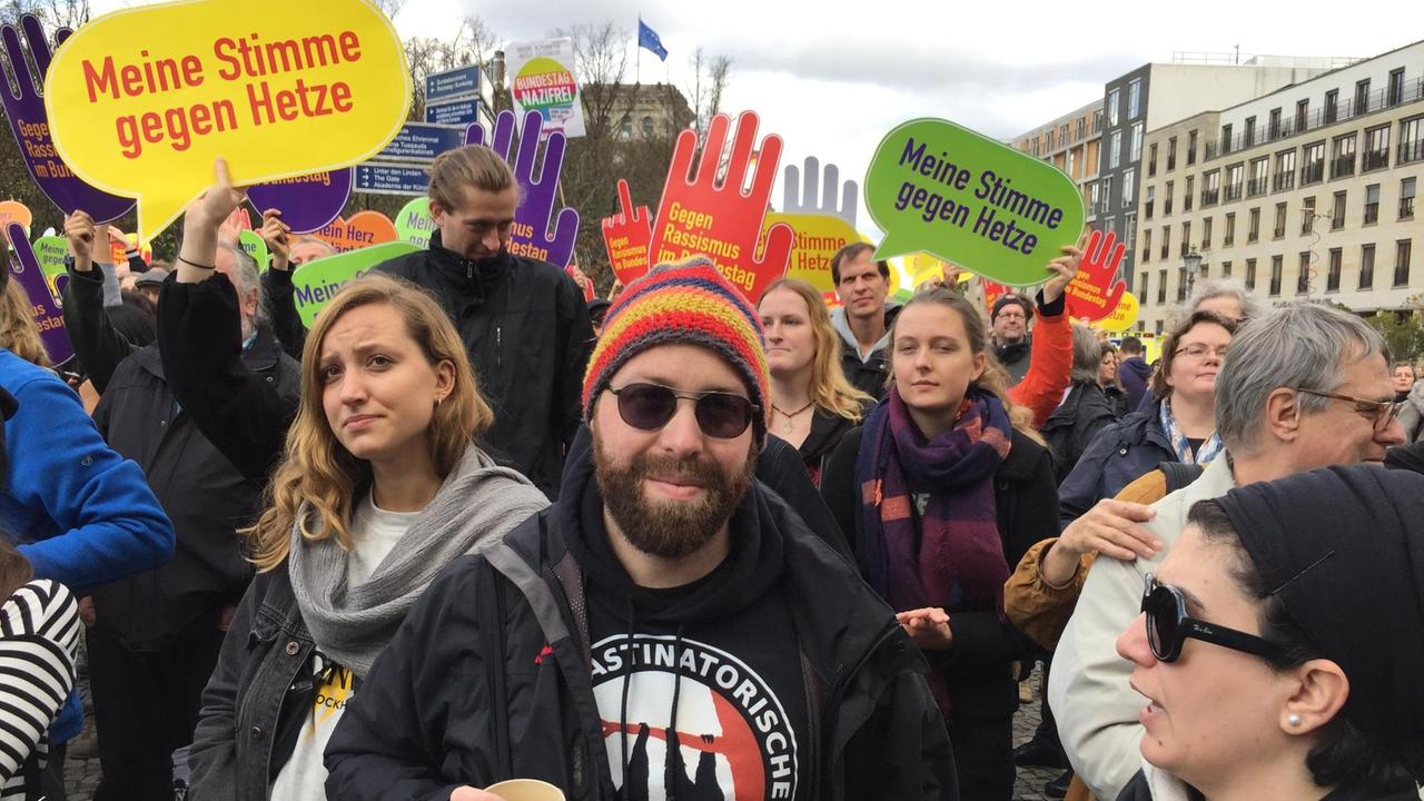 Demo gegen Hass und Rassismus Menschenmenge Demo gegen Hass und Rassismus Menschenmenge