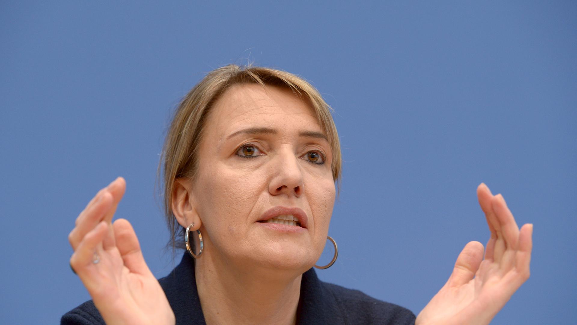 Die Bundesvorsitzende von Bündnis 90/Die Grünen, Simone Peter, spricht am 17.01.2014 in der Bundespressekonferenz in Berlin bei der Vorstellung eines Eckpunktepapiers für die Energiewende. Die Bundesvorsitzende von Bündnis 90/Die Grünen, Simone Peter, spricht am 17.01.2014 in der Bundespressekonferenz in Berlin bei der Vorstellung eines Eckpunktepapiers für die Energiewende.