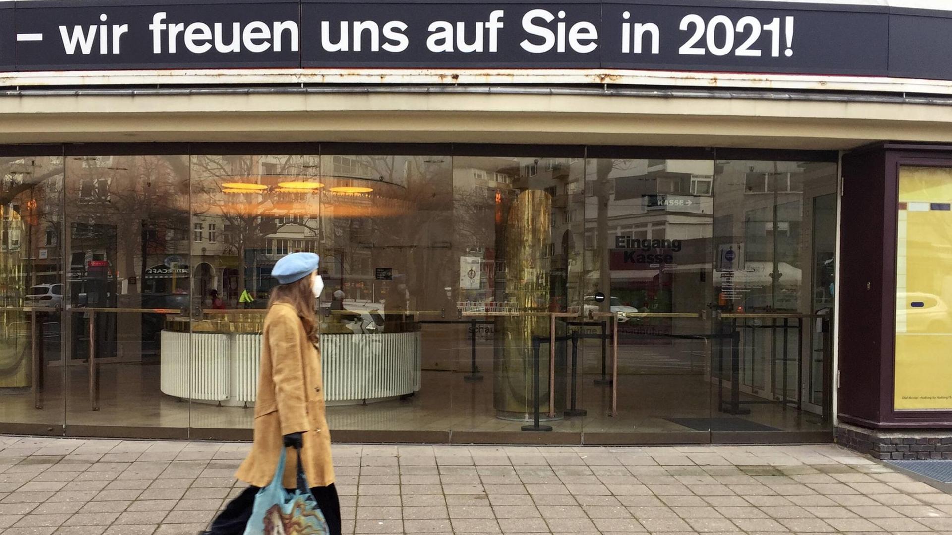 "Wir freuen uns auf Sie in 2021" steht an der geschlossenen Schaubühne in Berlin. "Wir freuen uns auf Sie in 2021" steht an der geschlossenen Schaubühne in Berlin.