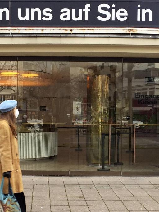 "Wir freuen uns auf Sie in 2021" steht an der geschlossenen Schaubühne in Berlin.