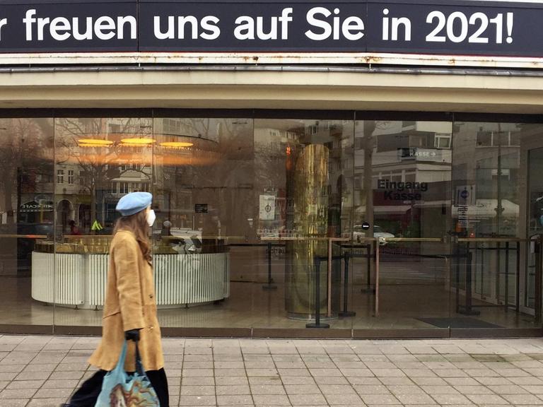 "Wir freuen uns auf Sie in 2021" steht an der geschlossenen Schaubühne in Berlin.