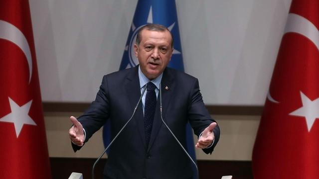 Der türkische Präsident Erdogan mit vorgestreckten und geöffneteten Händen, während er eine Rede in der Zentrale der AKP in Ankara hält, am 2. Mai 2017