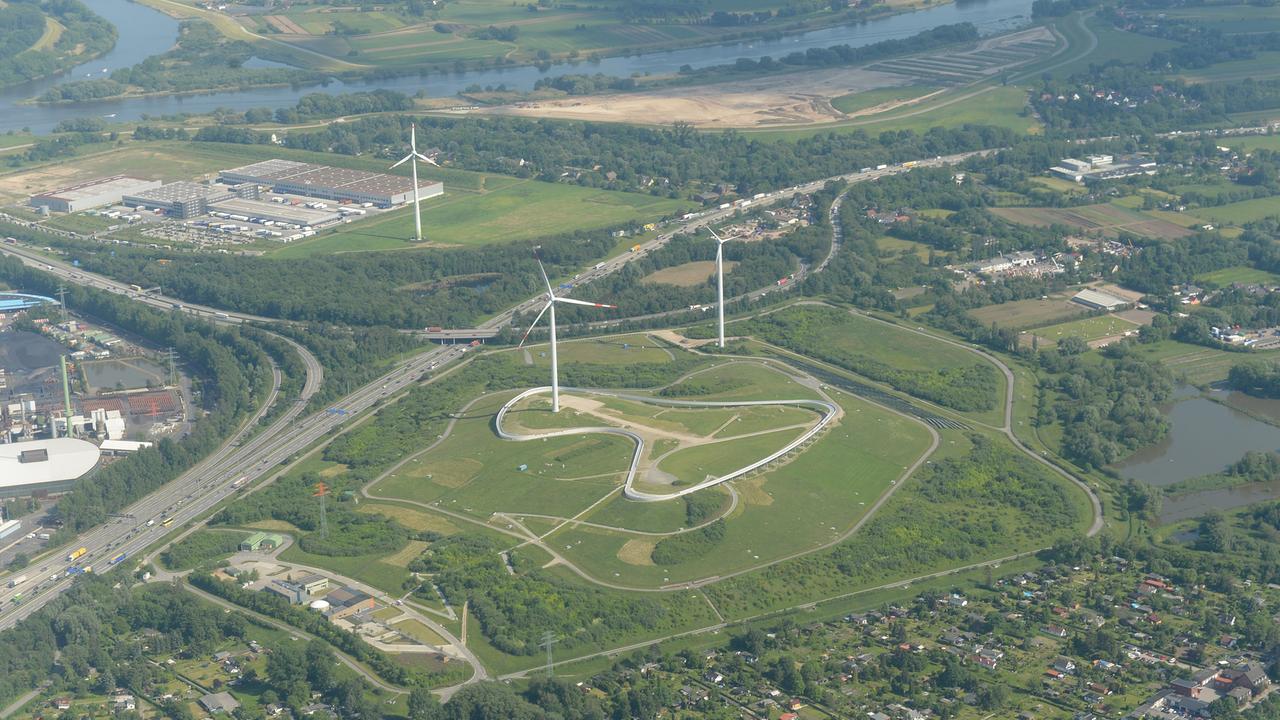 Auf der ehemaligen Hamburger Deponie Georgswerder wurden jahrelang Abfälle, Hausmüll und giftige Industrieabfälle abgeladen. Inzwischen ist der Deponiehügel zu einem wichtigen Energielieferanten geworden. Allein durch Windkraft und Sonnenenergie versorgt er mehrere tausend Haushalte. Auf der ehemaligen Hamburger Deponie Georgswerder wurden jahrelang Abfälle, Hausmüll und giftige Industrieabfälle abgeladen. Inzwischen ist der Deponiehügel zu einem wichtigen Energielieferanten geworden. Allein durch Windkraft und Sonnenenergie versorgt er mehrere tausend Haushalte.
