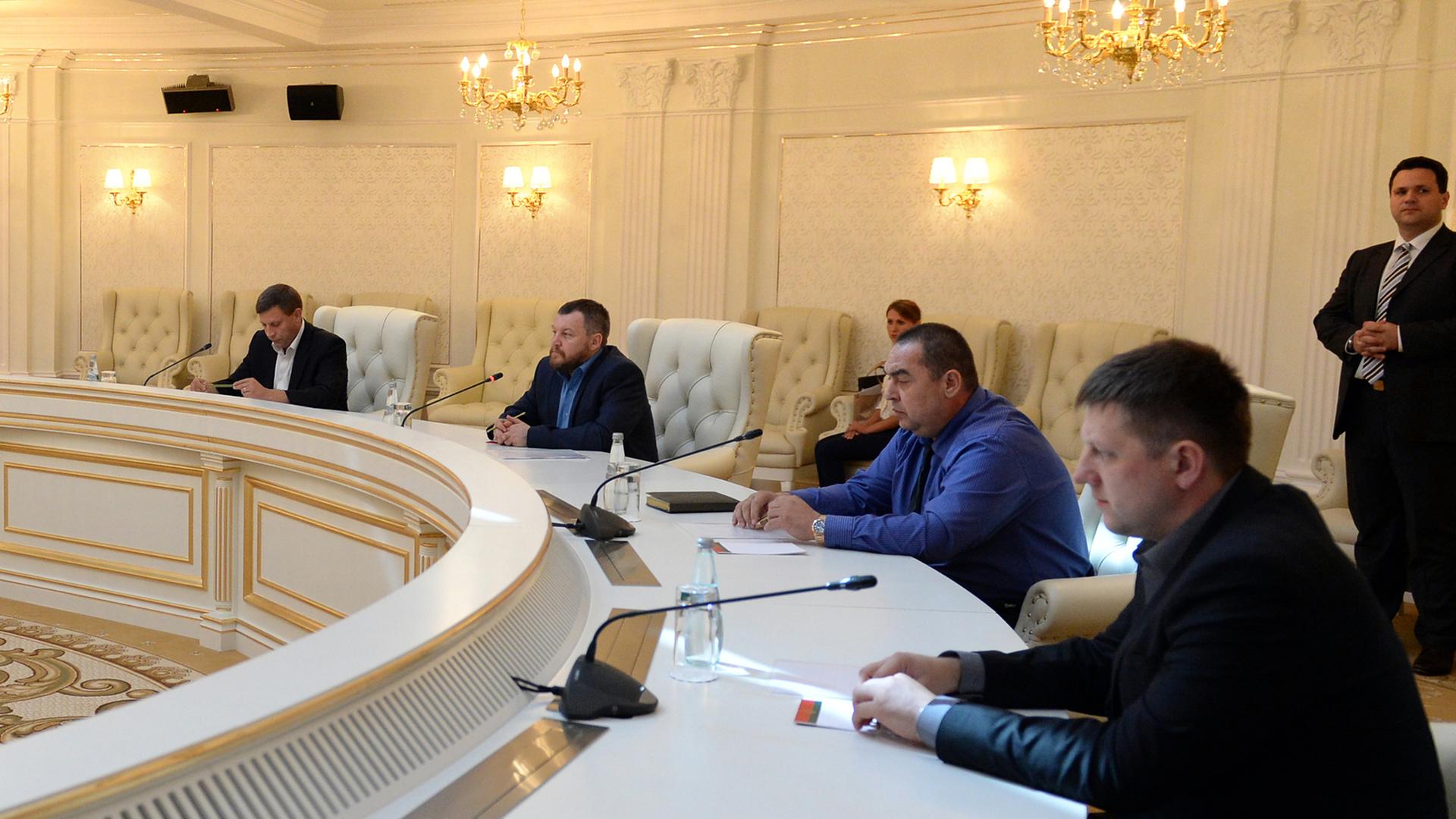 Die Konfliktparteien in der Ukraine haben sich bei Verhandlungen in der weißrussischen Hauptstadt Minsk auf eine Feuerpause geeinigt. Die Konfliktparteien in der Ukraine haben sich bei Verhandlungen in der weißrussischen Hauptstadt Minsk auf eine Feuerpause geeinigt.