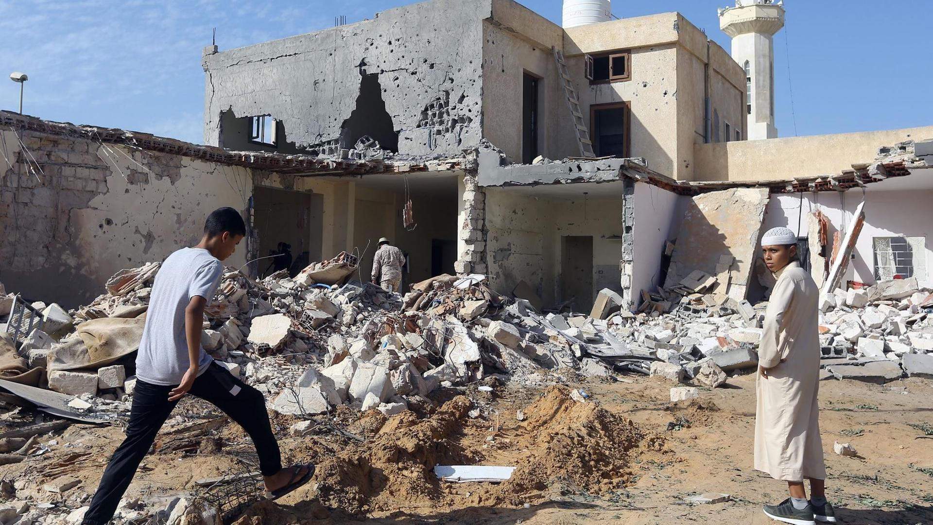 Zwei Kinder laufen durch die Trümmer eines Hauses in einem Außenbezirk der libyschen Hauptstadt Tripolis. Das Haus wurde durch einen Luftangriff zerstört. Drei Kinder wurden dabei getötet. Zwei Kinder laufen durch die Trümmer eines Hauses in einem Außenbezirk der libyschen Hauptstadt Tripolis. Das Haus wurde durch einen Luftangriff zerstört. Drei Kinder wurden dabei getötet.