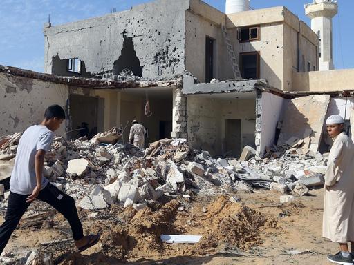 Zwei Kinder laufen durch die Trümmer eines Hauses in einem Außenbezirk der libyschen Hauptstadt Tripolis. Das Haus wurde durch einen Luftangriff zerstört. Drei Kinder wurden dabei getötet.