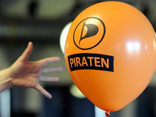 Ein Luftballon mit dem Logo der Piratenpartei fliegt durch den Saal. Ein Luftballon mit dem Logo der Piratenpartei fliegt durch den Saal.