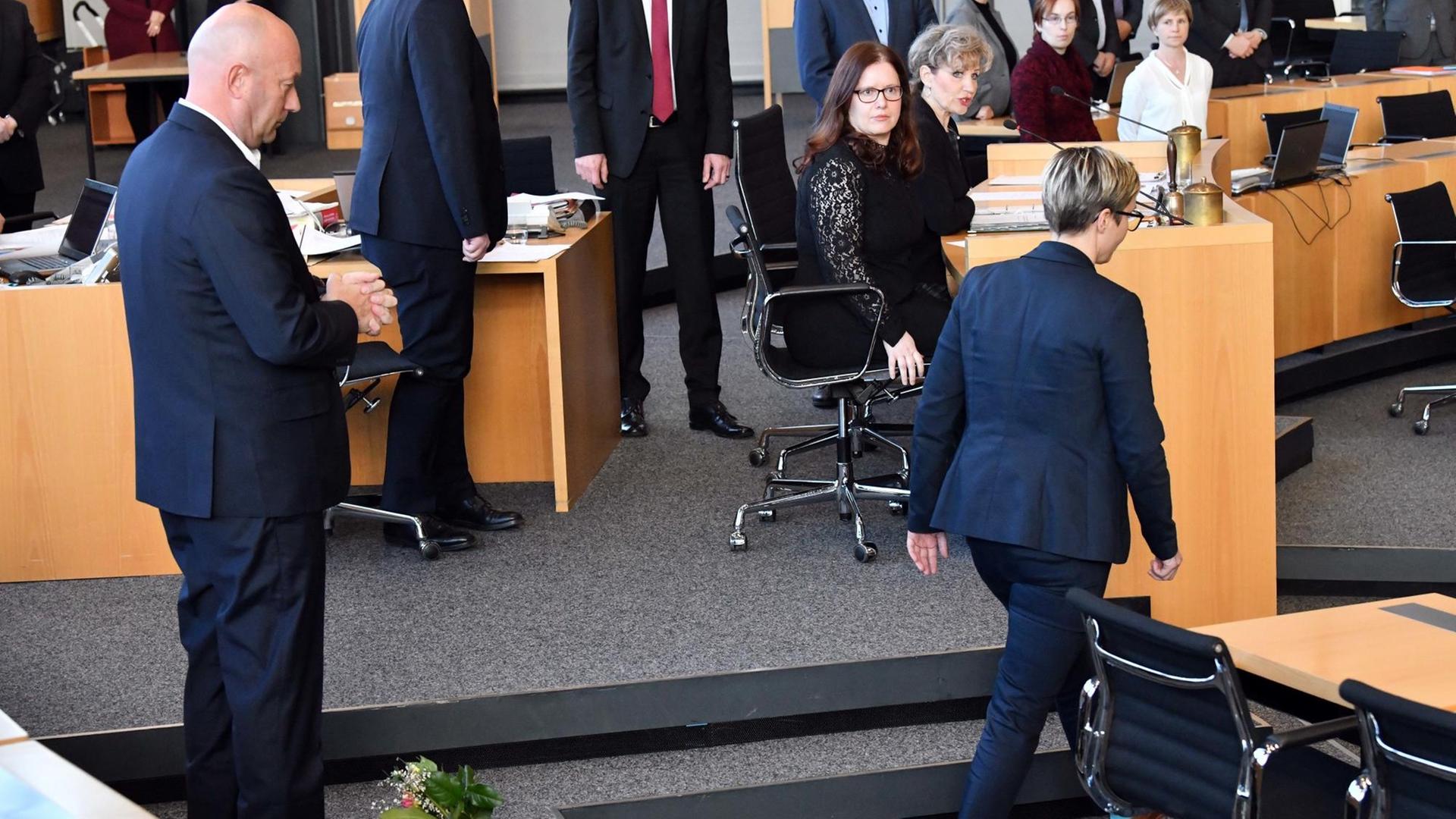 Thüringen, Erfurt: Susanne Hennig-Wellsow (r., Die Linke) hat Thomas Kemmerich (l., FDP), dem neuen Thüringer Ministerpräsident, die Blumen vor die Füße geworfen und wendet sich ab. Thüringen, Erfurt: Susanne Hennig-Wellsow (r., Die Linke) hat Thomas Kemmerich (l., FDP), dem neuen Thüringer Ministerpräsident, die Blumen vor die Füße geworfen und wendet sich ab.