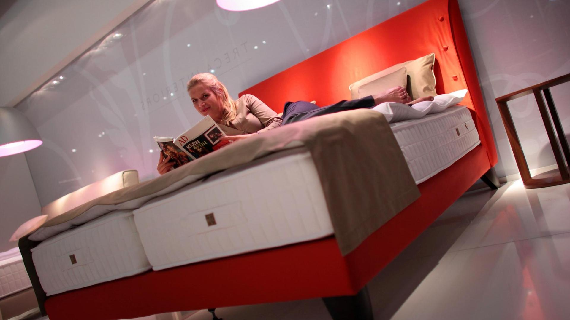 Ein Model liegt auf einer Boxspring-Matratze. Ein Model liegt auf einer Boxspring-Matratze.