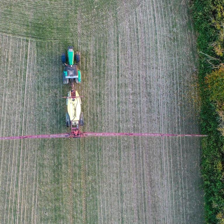Ein Landwirt fährt mit einer Pflanzenschutzspritze am 17.10.2017 über ein Feld nahe Petersdorf (Brandenburg) (Luftaufnahme mit einer Drohne). Foto: Patrick Pleul/dpa-Zentralbild/ZB