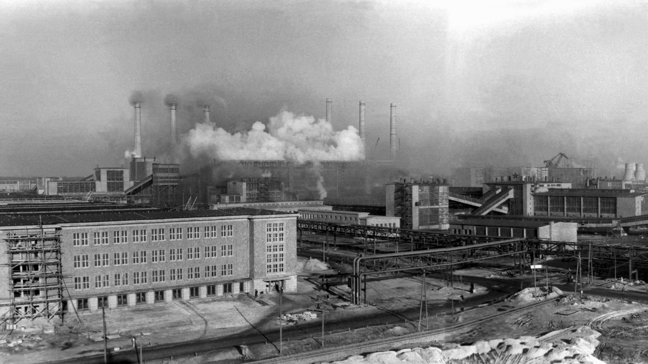 Blick über einen Teil des im Bau befindlichen Kombinats "Schwarze Pumpe", aufgenommen 1960. Blick über einen Teil des im Bau befindlichen Kombinats "Schwarze Pumpe", aufgenommen 1960.
