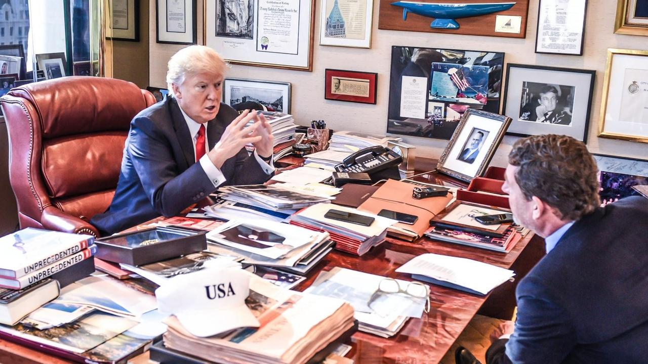 Donald Trump vor seinem vollgestellten Schreibtisch, dahinter Kai Diekmann. Donald Trump vor seinem vollgestellten Schreibtisch, dahinter Kai Diekmann.