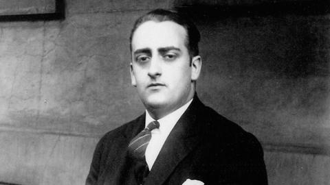 Der Geiger Alfredo Campoli im schwarzen Anzug mit einer Zigarette in ider linken Hand, um 1927, Fotografie