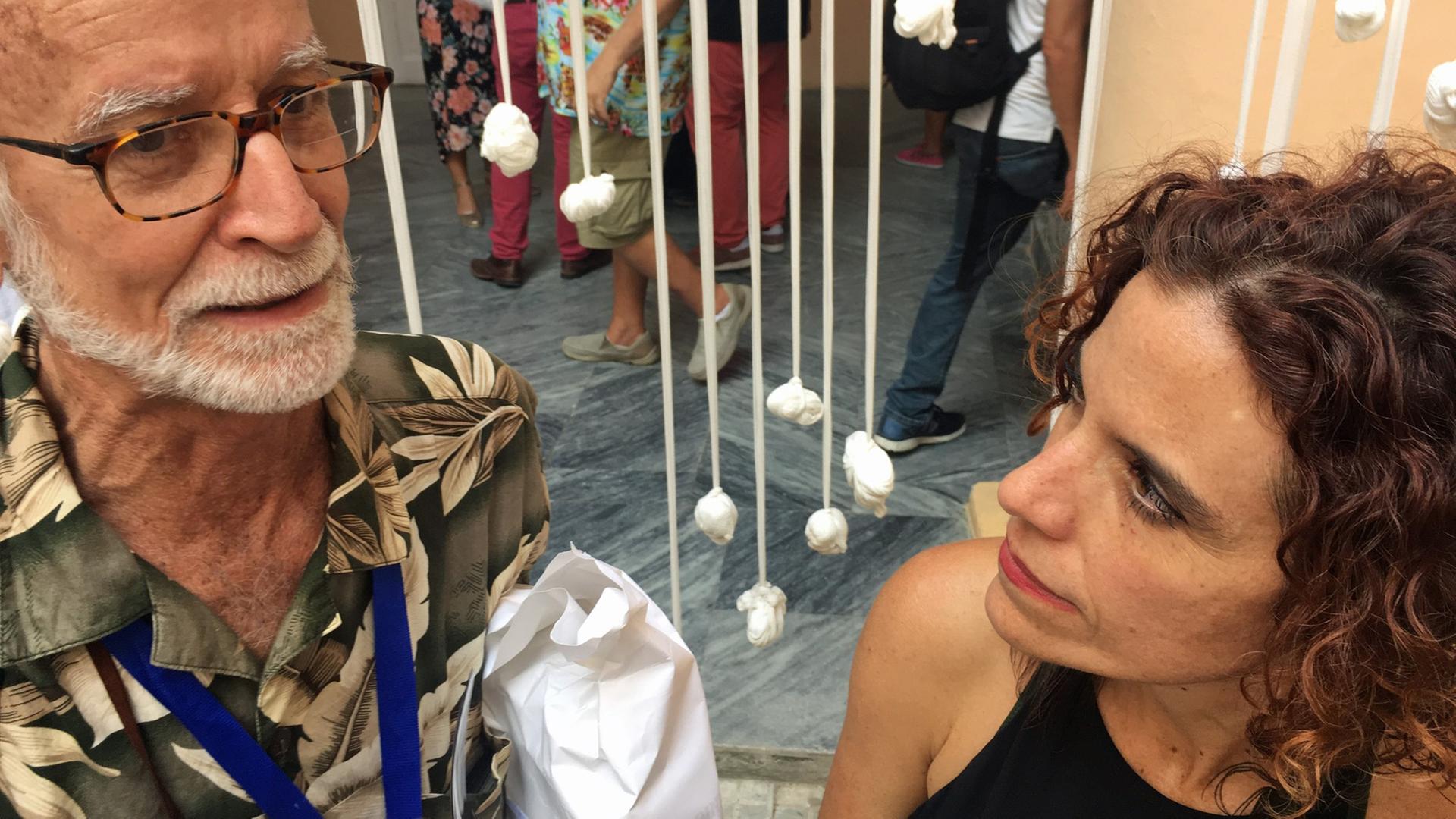 Der Kurator Nelson Herrera Ysla und die Künstlerin Alexia Miranda stehen vor ihrem Kunstwerk "Tejido collectivo". Der Kurator Nelson Herrera Ysla und die Künstlerin Alexia Miranda stehen vor ihrem Kunstwerk "Tejido collectivo".
