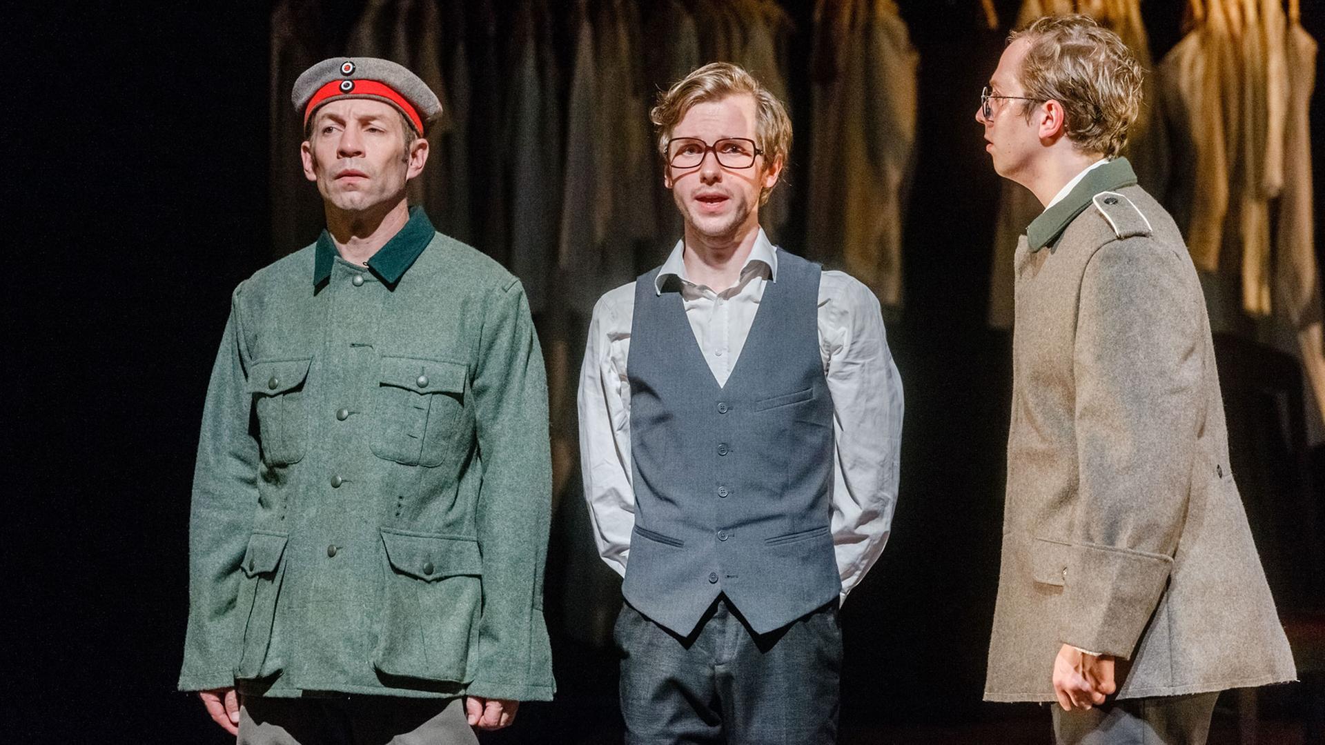 "Die Kempowski Saga" am Altonaer Theater. Im Bild: die Schauspieler Tobias Dürr als Erex, Johan Richter als Erzähler Walter Kempowski und Philip Spreen als Karl. "Die Kempowski Saga" am Altonaer Theater. Im Bild: die Schauspieler Tobias Dürr als Erex, Johan Richter als Erzähler Walter Kempowski und Philip Spreen als Karl.