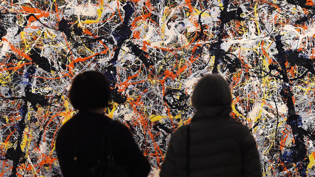 Museumsbesucher betrachten ein Bild der US-Künstlers Jackson Pollock, Titel: "Blue Poles" (1952) Museumsbesucher betrachten ein Bild der US-Künstlers Jackson Pollock, Titel: "Blue Poles" (1952)