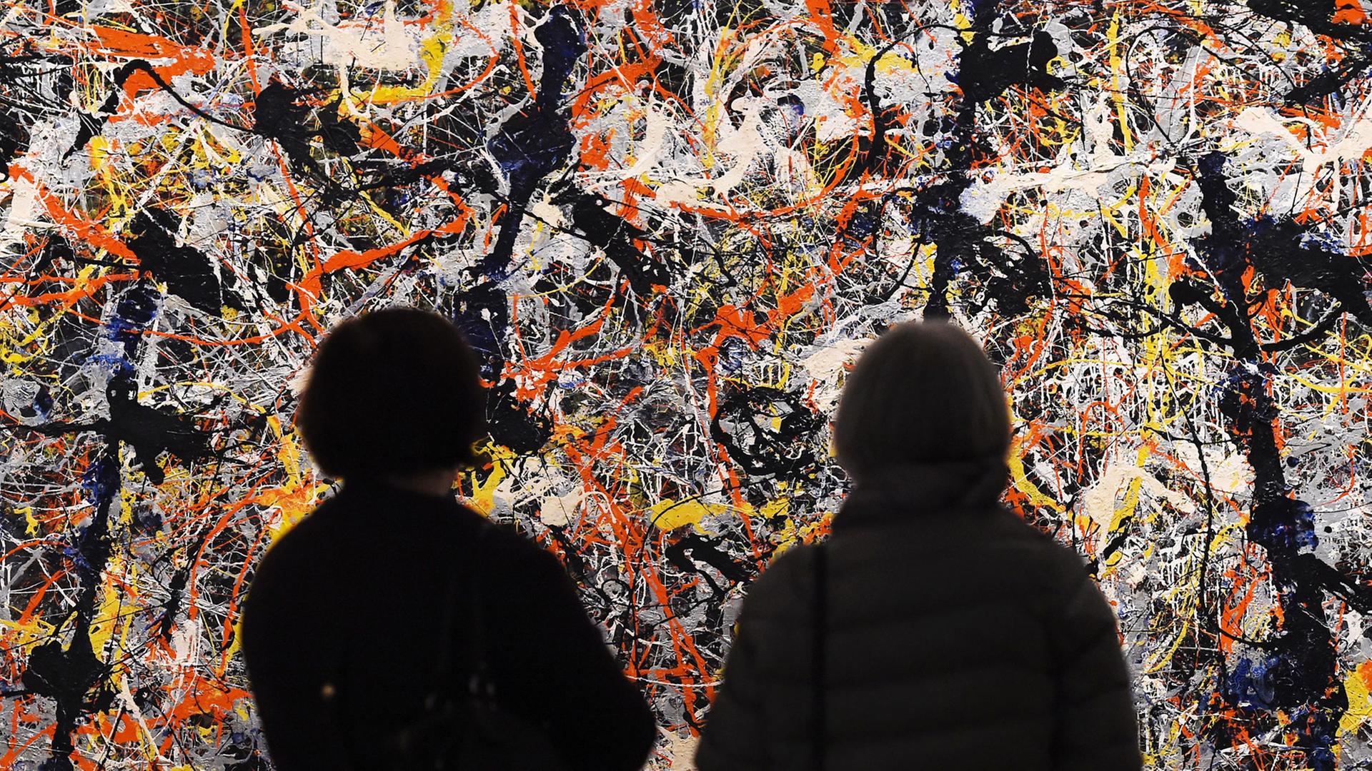 Museumsbesucher betrachten ein Bild der US-Künstlers Jackson Pollock, Titel: "Blue Poles" (1952) Museumsbesucher betrachten ein Bild der US-Künstlers Jackson Pollock, Titel: "Blue Poles" (1952)