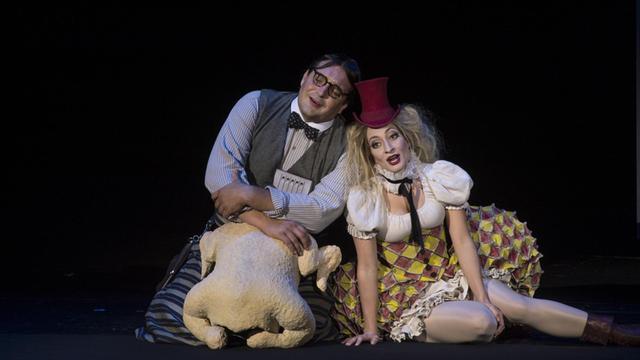 Adam Plachetka (Papageno), Christiane Karg (Pamina) in der Inszenierung der "Zauberflöte" von Lydia Steier bei den Salzburger Festspielen.