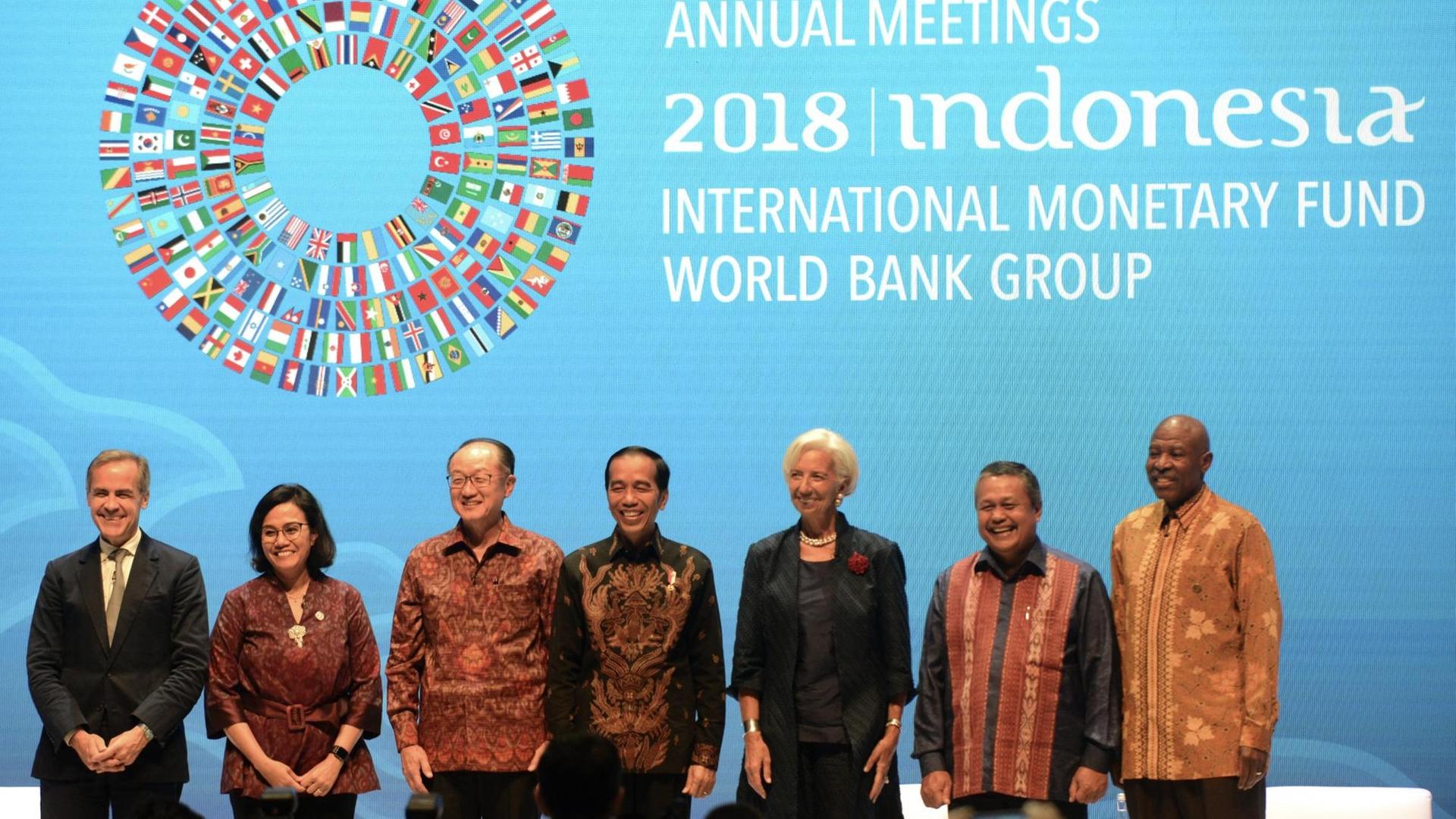 Jahrestagung des IWF 2018 auf Bali, Indonesien: (von li nach re) Joko Widodo, indonesischer Staatschef, IWF-Chefin Christine Lagarde und weitere Jahrestagung des IWF 2018 auf Bali, Indonesien: (von li nach re) Joko Widodo, indonesischer Staatschef, IWF-Chefin Christine Lagarde und weitere