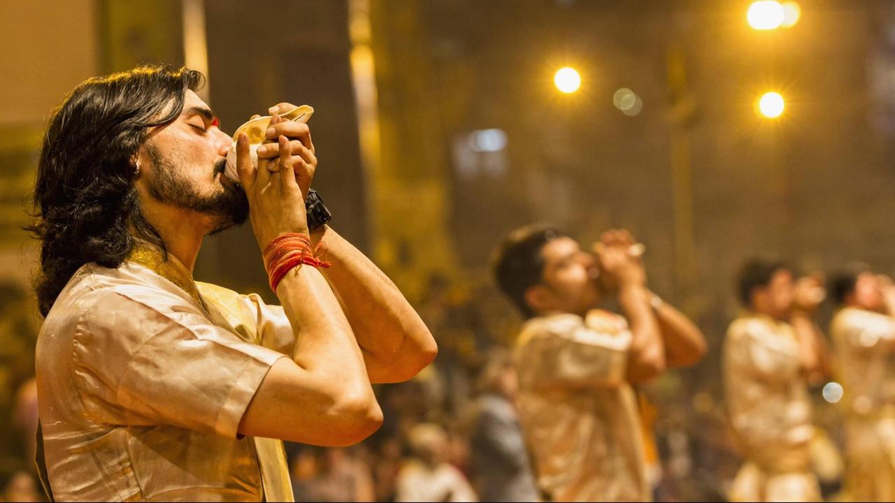 Ein Priester in Uttar Pradesh, Indien, während einer Zeremonie. Er hat die Augen geschlossen. Ein Priester in Uttar Pradesh, Indien, während einer Zeremonie. Er hat die Augen geschlossen.