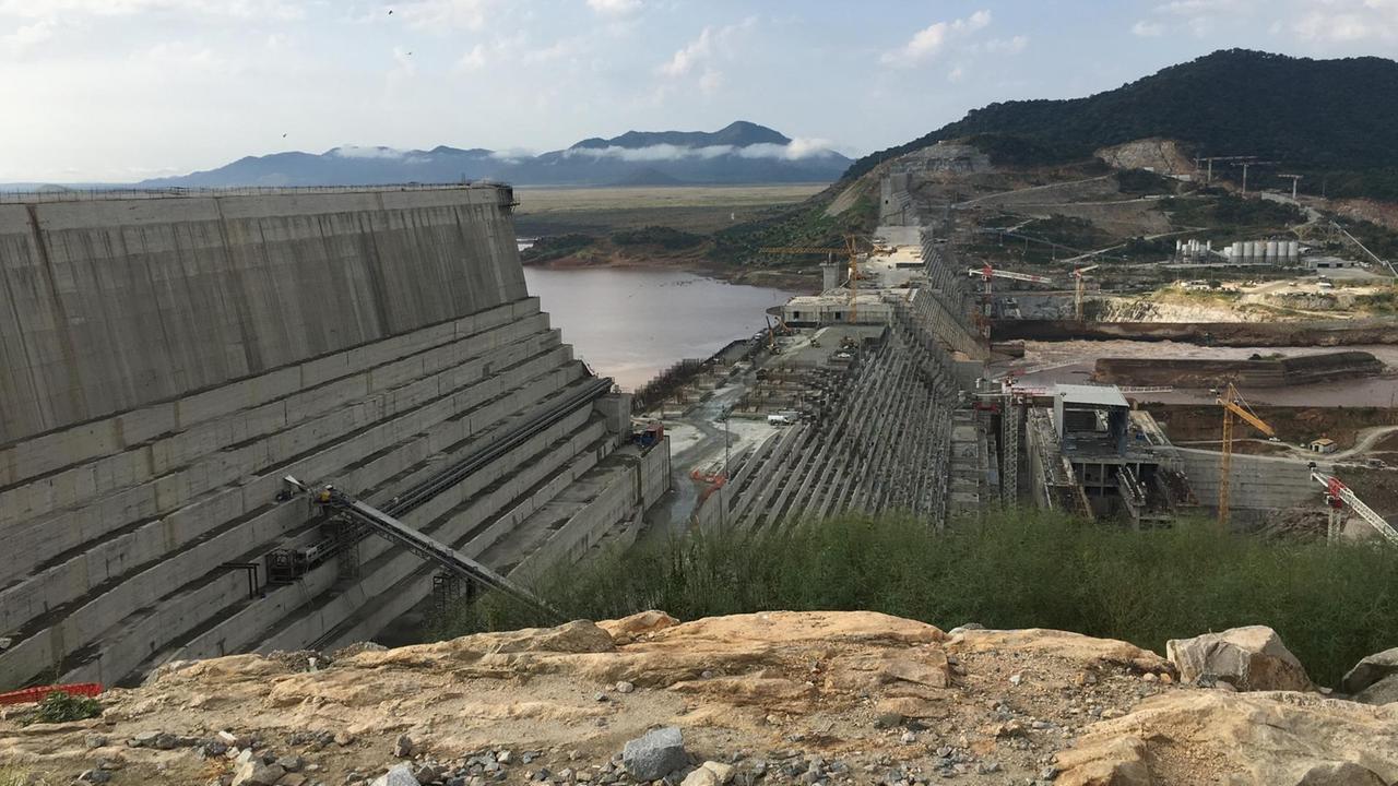 Baustelle für den größten Staudamm Afrikas in Äthiopien mit viel Beton und Stahl.