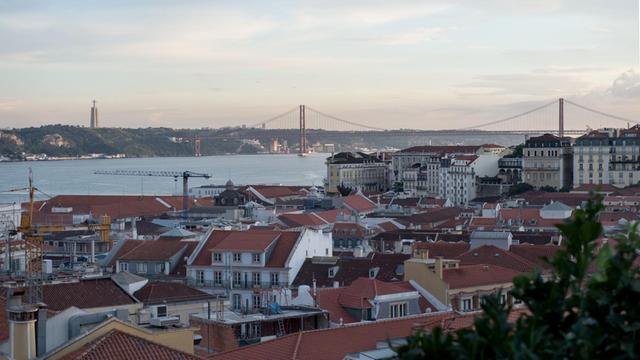 Stadtansicht von Lissabon, der Hauptstadt von Portugal, aufgenommen am 24.06.2014. Im Hintergrund ist der Tejo, der längste Fluss der iberischen Halbinsel, zu sehen.