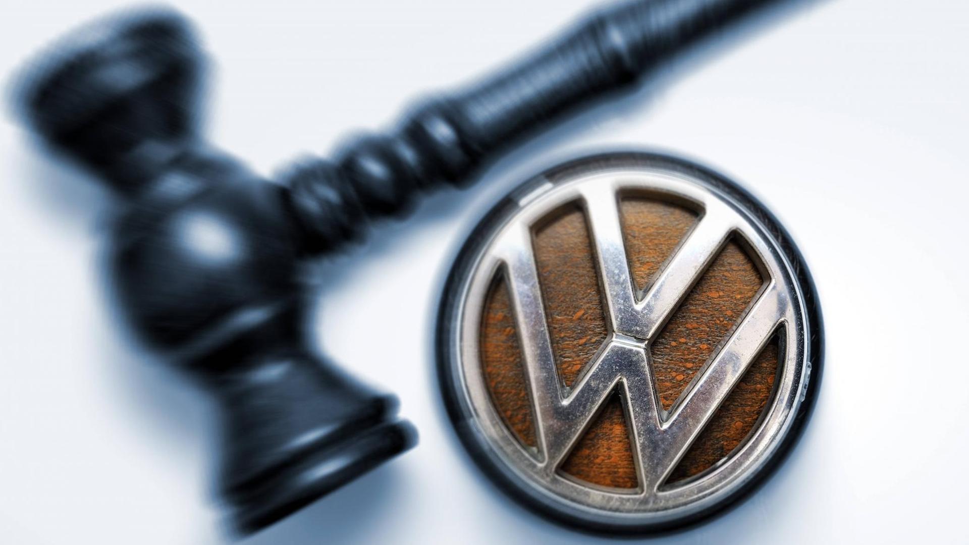 VW-Logo und Richterhammer VW-Logo und Richterhammer