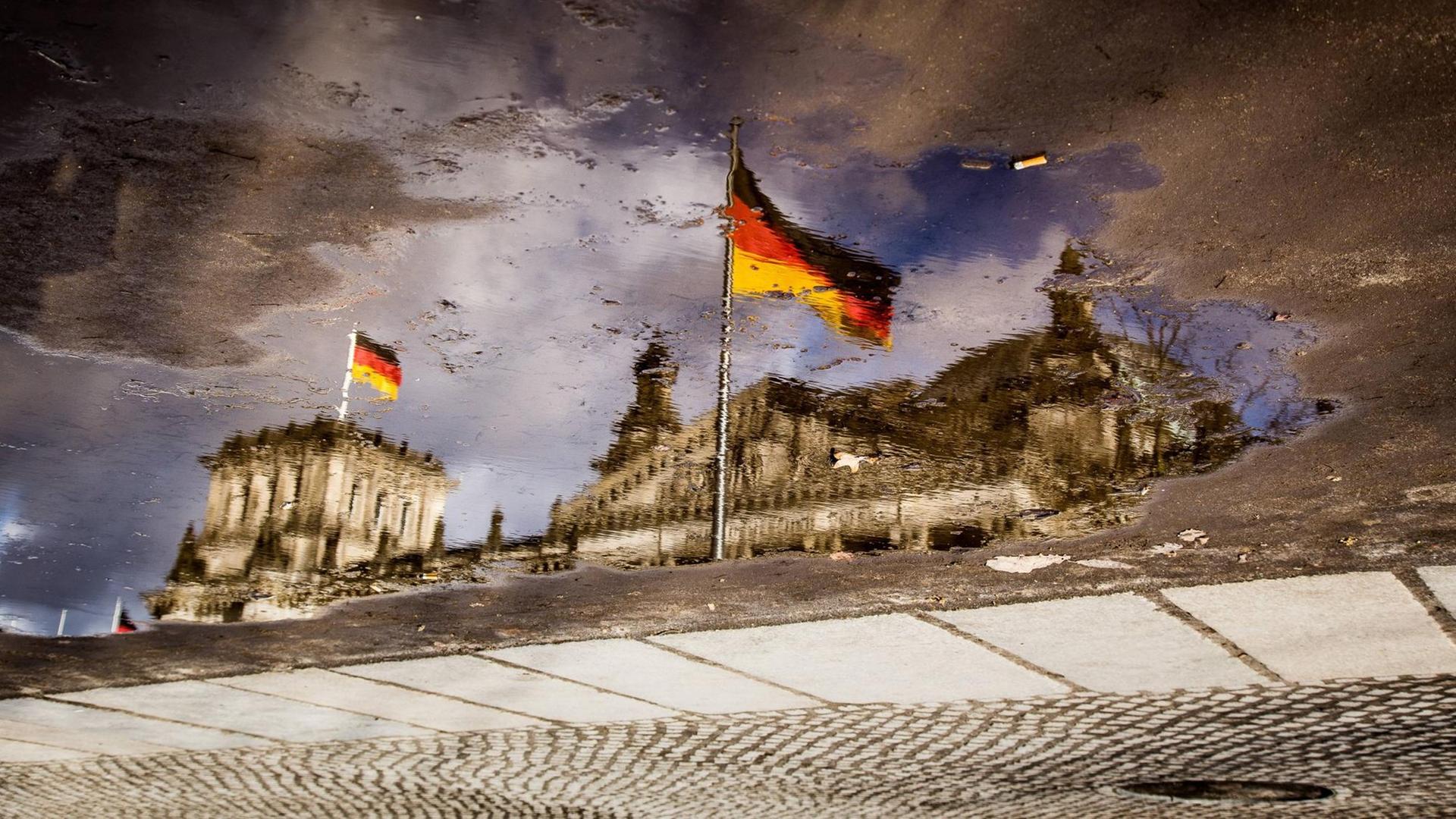 Bunte Pfützenwelt mit Reichstag Bunte Pfützenwelt mit Reichstag