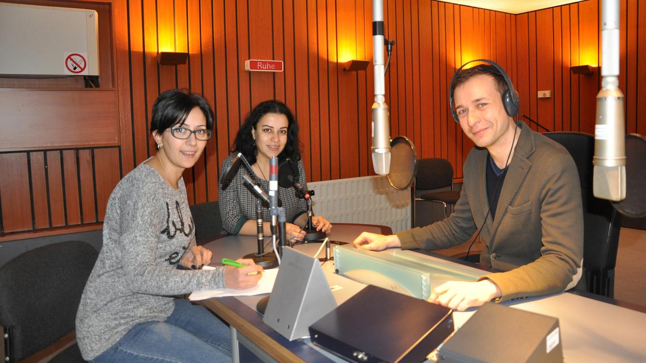 Maria Balyan, Liana Yeghiazaryan und Moderator Timo Grampes Maria Balyan, Liana Yeghiazaryan und Moderator Timo Grampes
