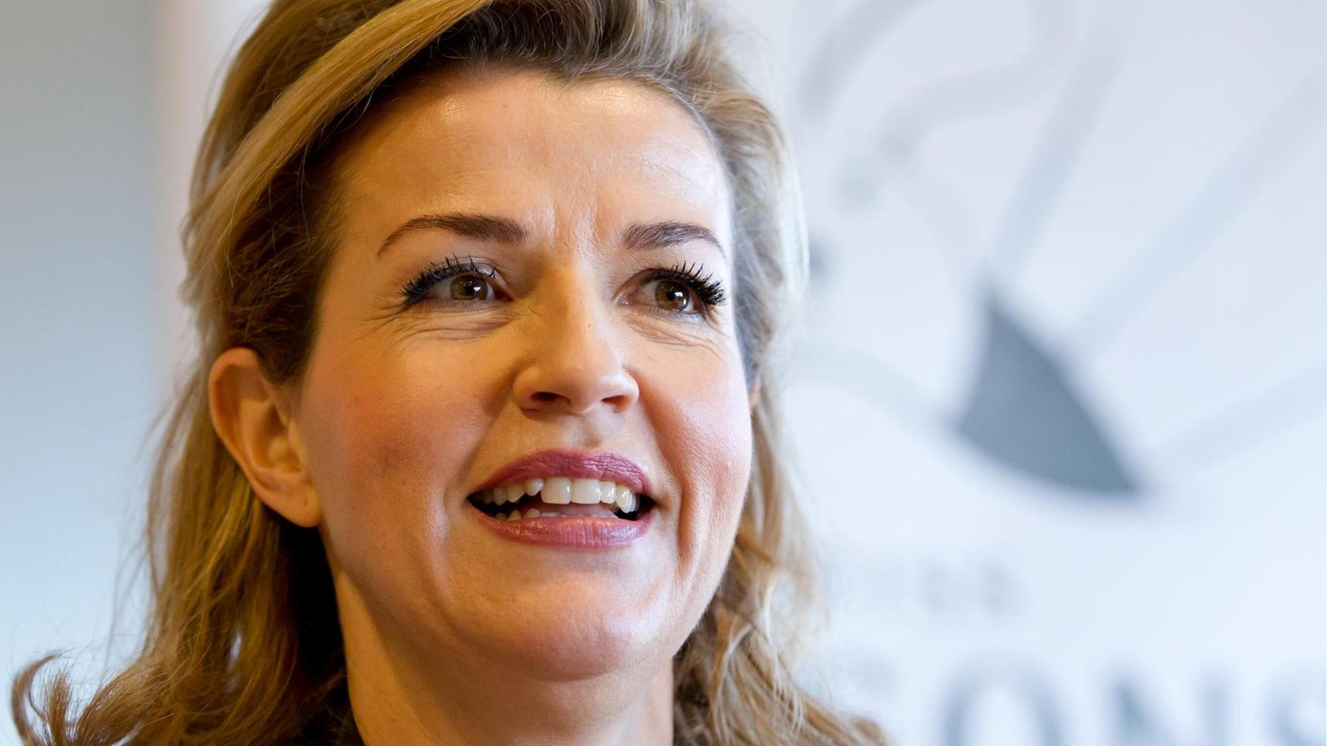 Die Geigerin Anne-Sophie Mutter trägt ihr blondes, schulterlanges Haar bei einer Pressekonferenz halb offen und spricht mit ihrem Gegenüber, das hiner der Kamera steht. Die Geigerin Anne-Sophie Mutter trägt ihr blondes, schulterlanges Haar bei einer Pressekonferenz halb offen und spricht mit ihrem Gegenüber, das hiner der Kamera steht.