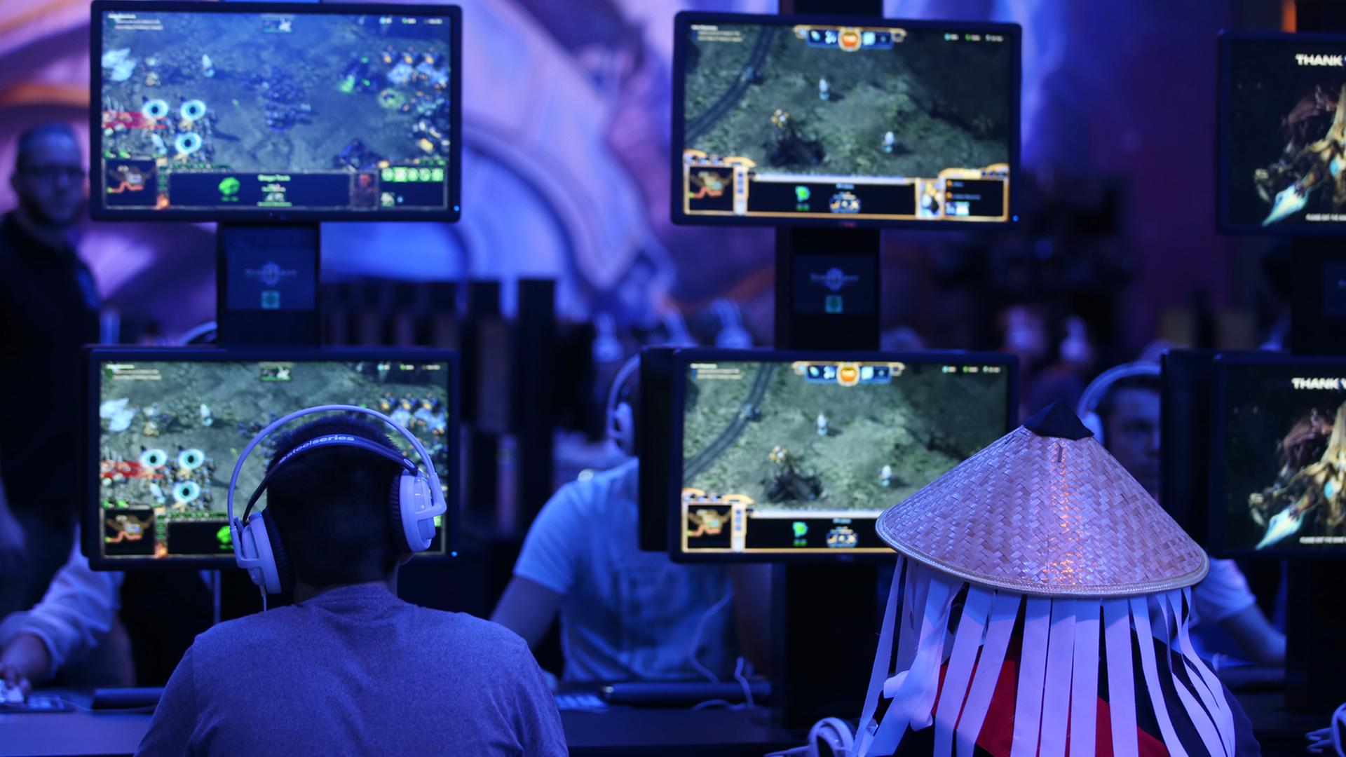 Besucher spielen StarCraft (Blizzard Entertainment) am 06.08.2015 in Köln (Nordrhein-Westfalen) auf der Computerspiele Messe Gamescom. Besucher spielen StarCraft (Blizzard Entertainment) am 06.08.2015 in Köln (Nordrhein-Westfalen) auf der Computerspiele Messe Gamescom.