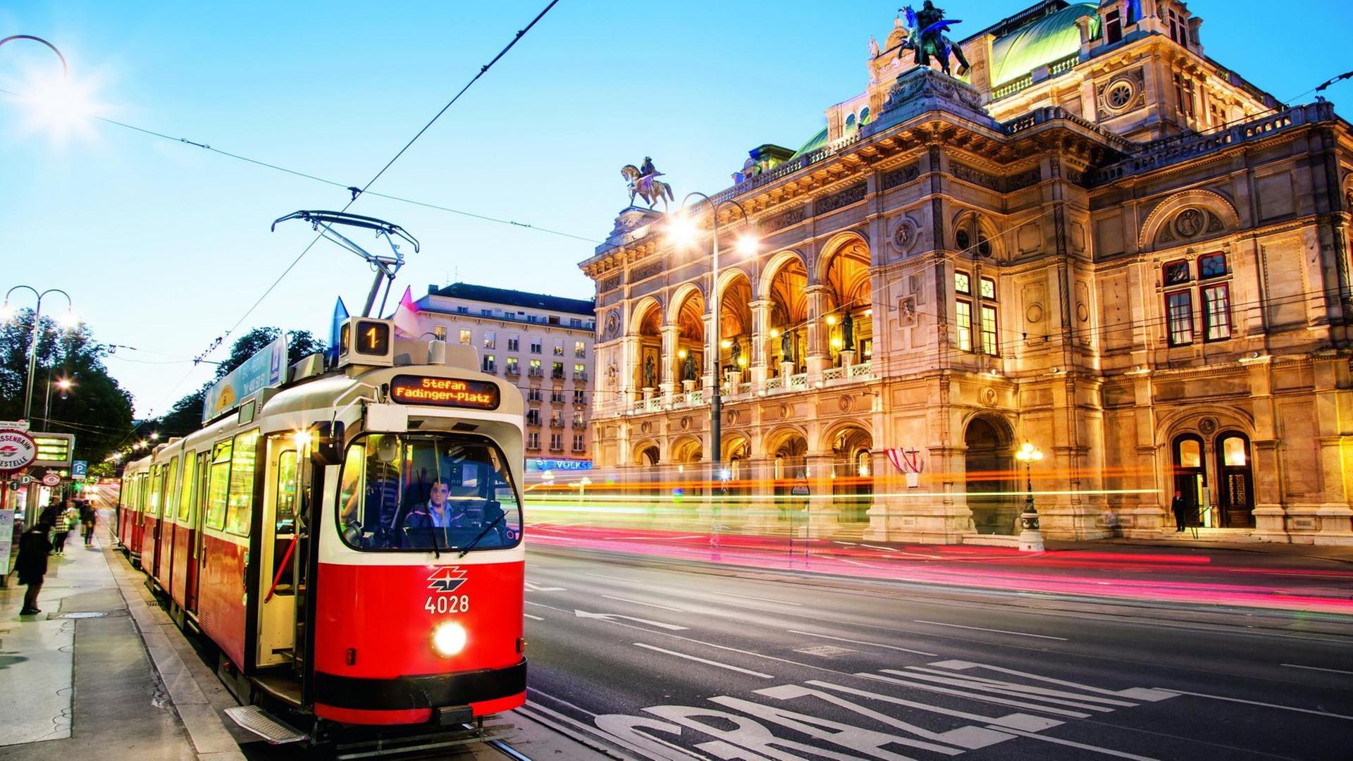 Eine Straßenbahn vor der Staatsoper in Wien Eine Straßenbahn vor der Staatsoper in Wien