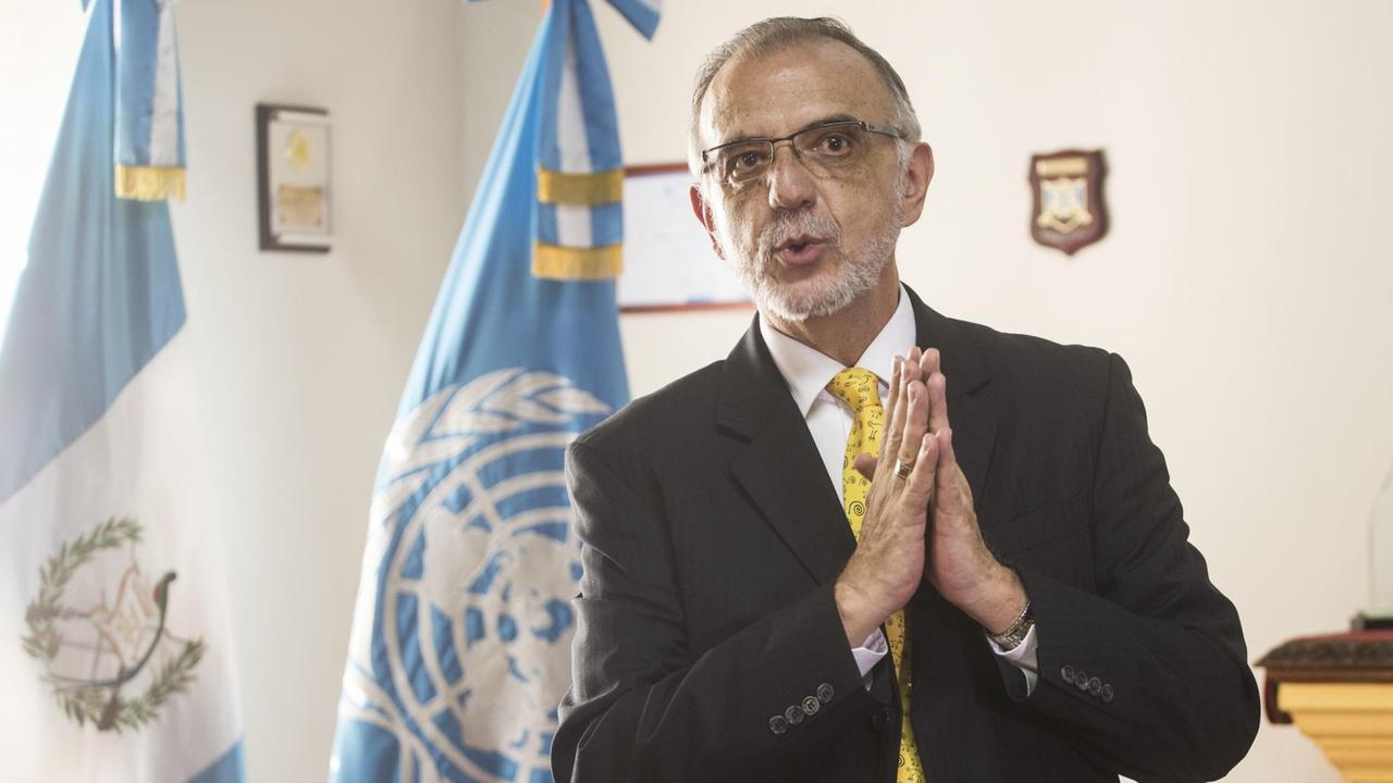 Iván Velásquez, Chef der Internationalen Kommission zur Bekämpfung der Straflosigkeit in Guatemala vor der Flagge der UN.