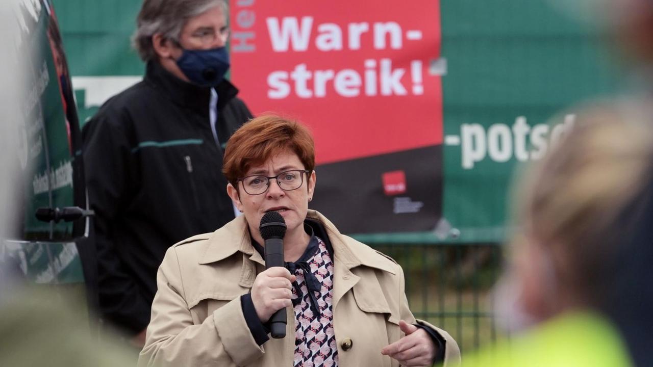 Christine Behle, stellvertretenden Verdi-Vorsitzende während eines Warnstreiks im Öffentlichen Nahverkehr vor dem Betriebshof der Potsdamer Verkehrsbetriebe. Christine Behle, stellvertretenden Verdi-Vorsitzende während eines Warnstreiks im Öffentlichen Nahverkehr vor dem Betriebshof der Potsdamer Verkehrsbetriebe.
