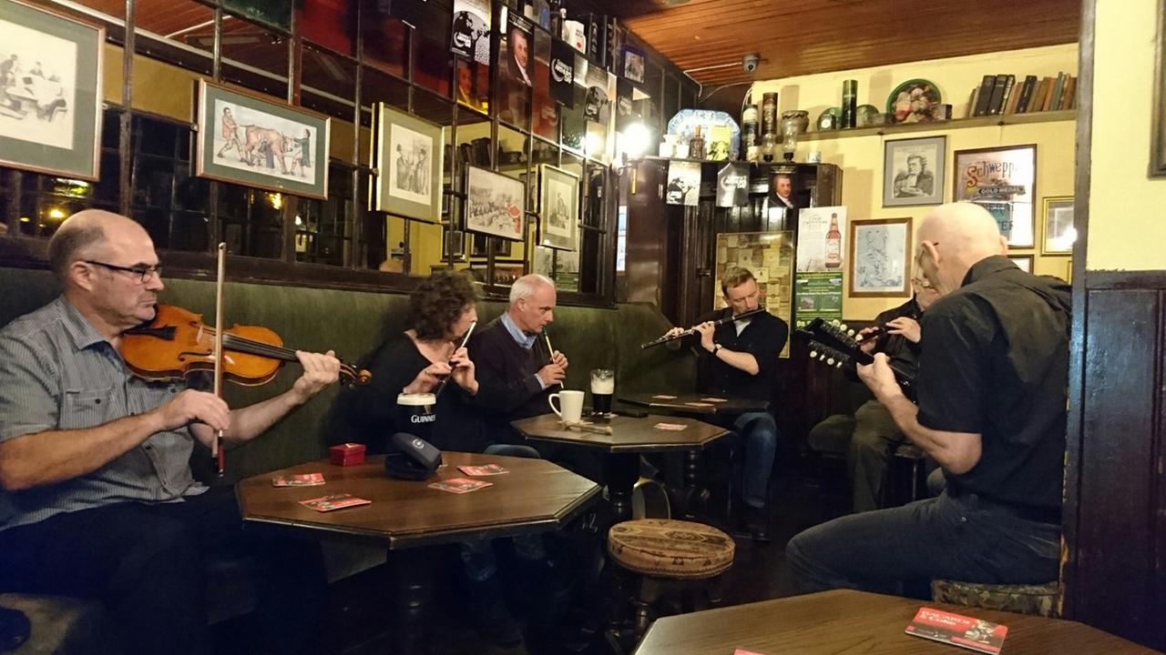 Traditionelle Band-Session im Pub "Hughes" in Dublin. Traditionelle Band-Session im Pub "Hughes" in Dublin.