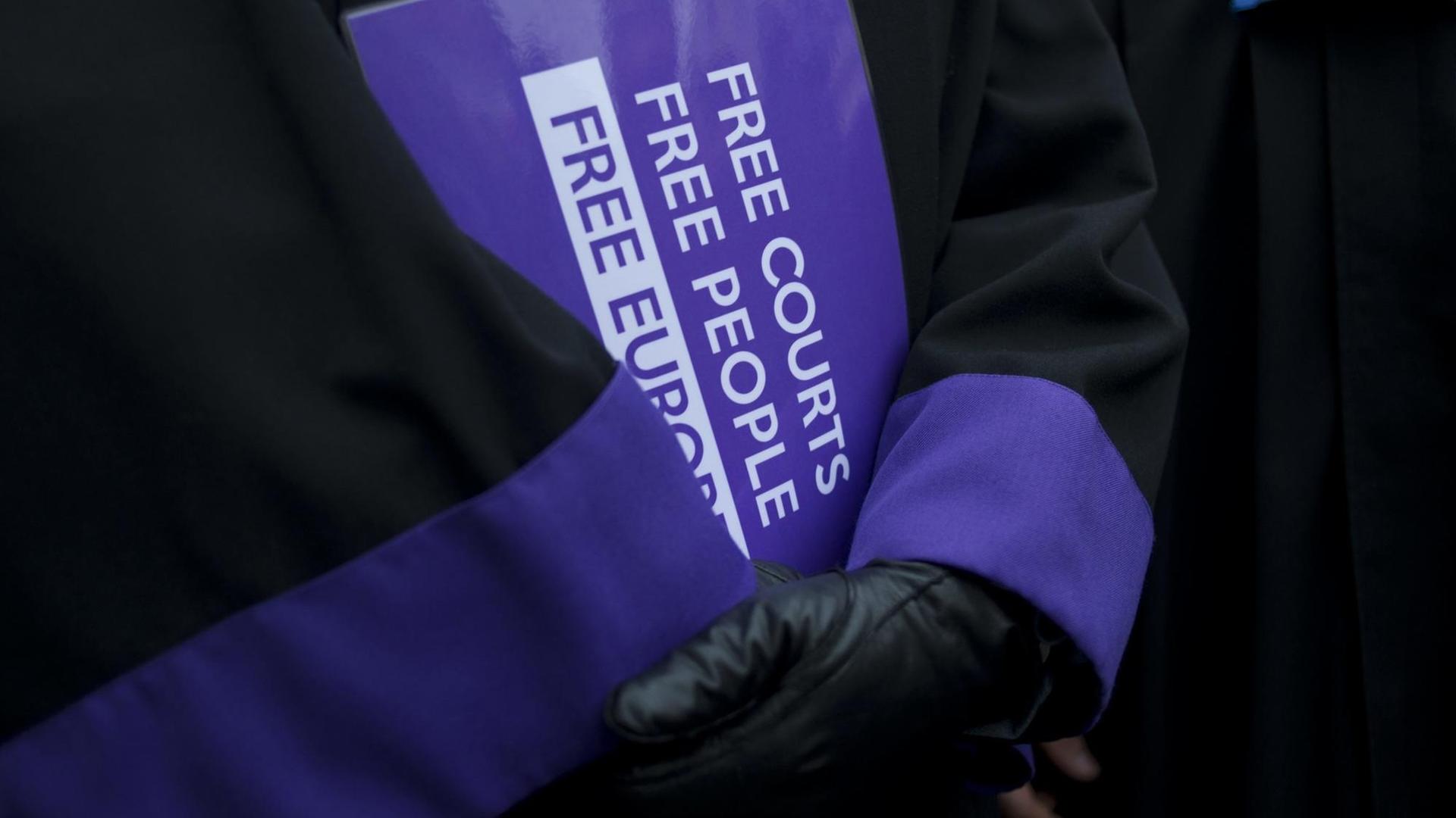 Ein Plakat mit der Aufschrift "Free Courts - Free People - Free Europe" bei einem Protestmarsch von Richterinnen und Richtern gegen die umstrittene Justizreform im Januar 2020 in Warschau Ein Plakat mit der Aufschrift "Free Courts - Free People - Free Europe" bei einem Protestmarsch von Richterinnen und Richtern gegen die umstrittene Justizreform im Januar 2020 in Warschau