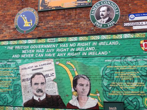 Wandbilder erinnern rund um die Falls Road in Belfast an den Osteraufstand von 1916 in Dublin.