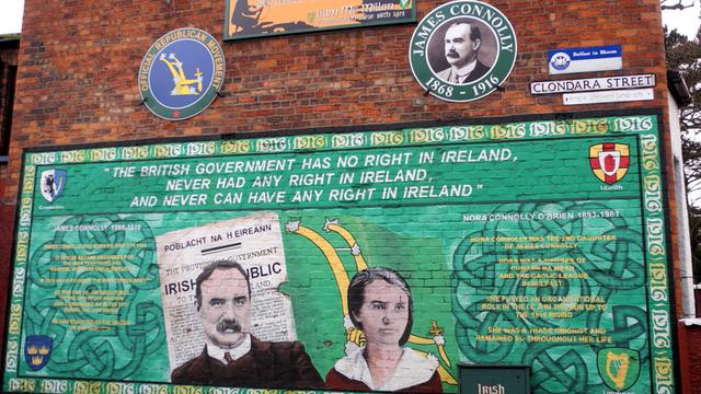 Wandbilder erinnern rund um die Falls Road in Belfast an den Osteraufstand von 1916 in Dublin.