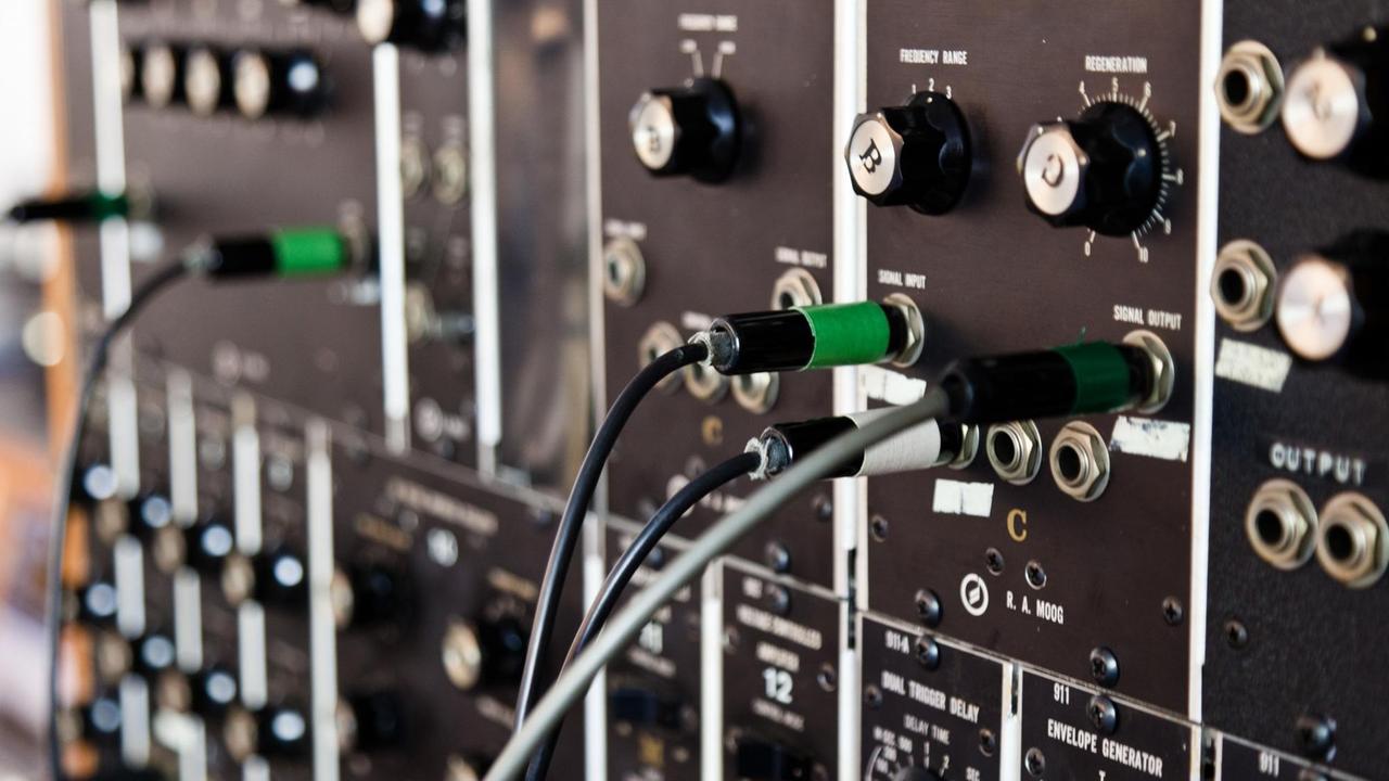 Ein modularer Moog-Synthesizer des amerikanischen Erfinders Bob Moog aus den 1960er Jahren. Er gilt als das erste ernst zu nehmende elektronische Gerät zum Erzeugen synthetischer Klänge. Ein modularer Moog-Synthesizer des amerikanischen Erfinders Bob Moog aus den 1960er Jahren. Er gilt als das erste ernst zu nehmende elektronische Gerät zum Erzeugen synthetischer Klänge.