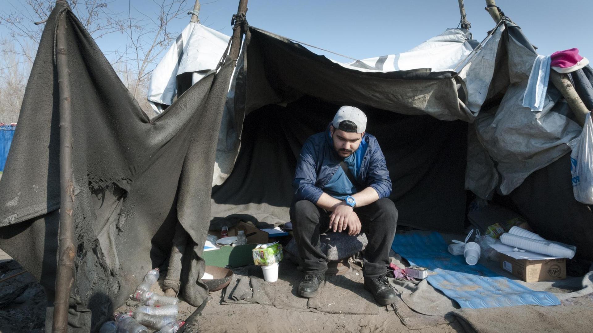 Iraner Amir sitzt in seinem Zelt vor der serbisch-ungarischen Grenze