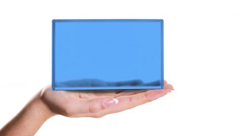 Eine Hand hält einen blauen Bildschirm.