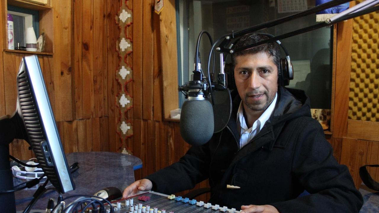Der Radiomoderator Alex Calfuqueo an seinem Arbeitsplatz bei "Radio Bahai"