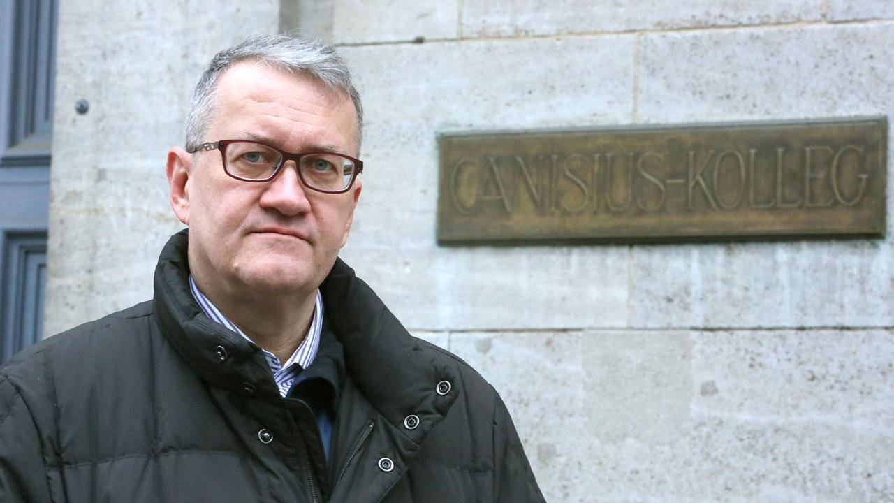 Matthias Katsch, ehemaliger Schüler des Canisius-Kollegs; vor der Jesuitenschule in Berlin. In dem Gebäude fanden viele der sexuellen Übergriffe auf Schüler statt. Matthias Katsch, ehemaliger Schüler des Canisius-Kollegs; vor der Jesuitenschule in Berlin. In dem Gebäude fanden viele der sexuellen Übergriffe auf Schüler statt.