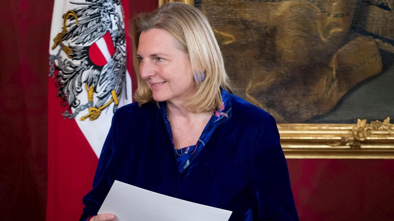 Die neue österreichische Außenministerin Karin Kneissl hält am 18. Dezember 2017 ihre Ernennungsurkunde während der Amtseinführungs-Zeremonie in der Wiener Hofburg in den Händen. Die neue österreichische Außenministerin Karin Kneissl hält am 18. Dezember 2017 ihre Ernennungsurkunde während der Amtseinführungs-Zeremonie in der Wiener Hofburg in den Händen.