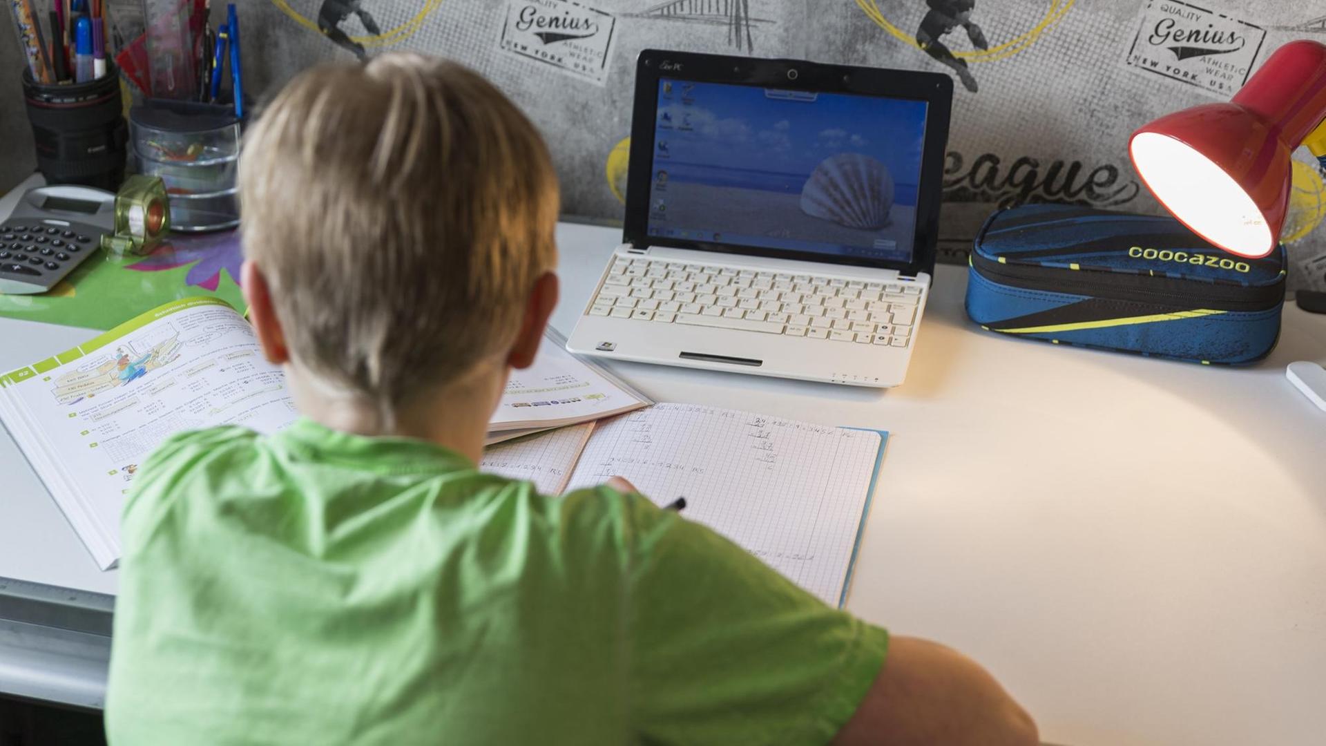 Viele Schülerinnen und Schüler werden auch weiterhin zu Hause lernen. Viele Schülerinnen und Schüler werden auch weiterhin zu Hause lernen.