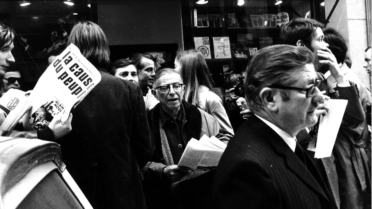 Der französische Philosoph Jean Paul Sartre (1905-1980) auf einer Pressekonferenz bei "La Cause due Peuple" in Paris im Jahr 1970 Der französische Philosoph Jean Paul Sartre (1905-1980) auf einer Pressekonferenz bei "La Cause due Peuple" in Paris im Jahr 1970