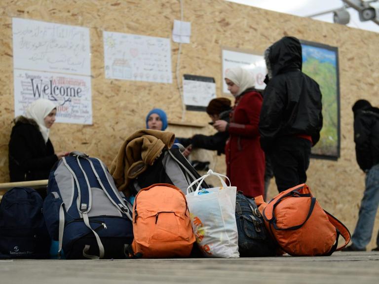 Syrische Flüchtlinge sitzen am 31.01.2016 im Wartezentrum für Flüchtlinge beim Fliegerhorst in Erding (Bayern) und warten auf ihre Registrierung