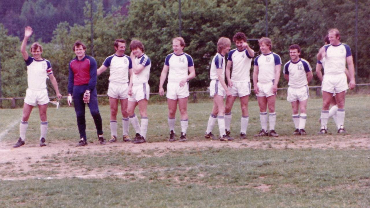 Die West-Mannschaft: Der Frankfurter Kneipenbesitzer Theo Finzel und seine Freunde 1981 auf dem Platz: "Gulf Atletico 71 Frankfurt "