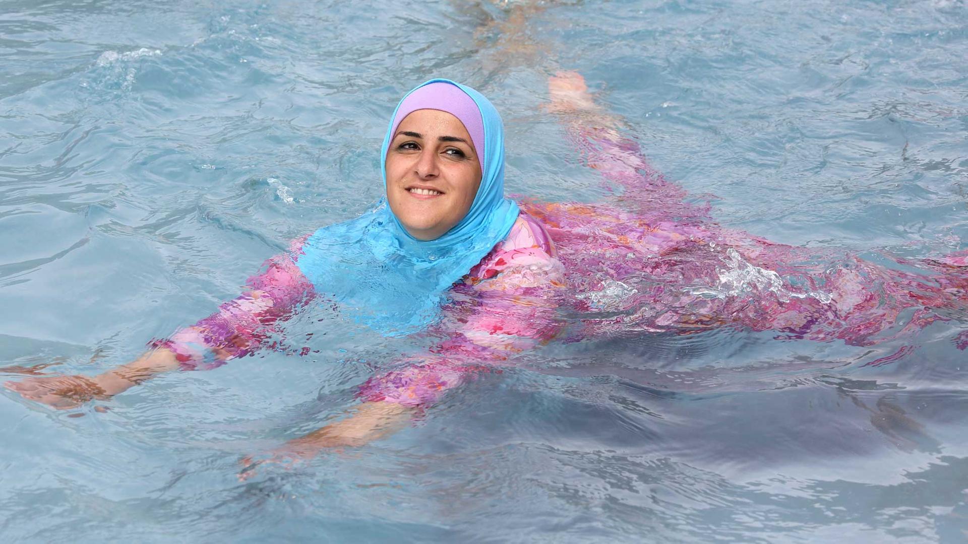 Im Burkini kühlt sich die Berlinerin Abir am Montag (20.08.2012) in einem Freibad in Berlin. Im Burkini kühlt sich die Berlinerin Abir am Montag (20.08.2012) in einem Freibad in Berlin.